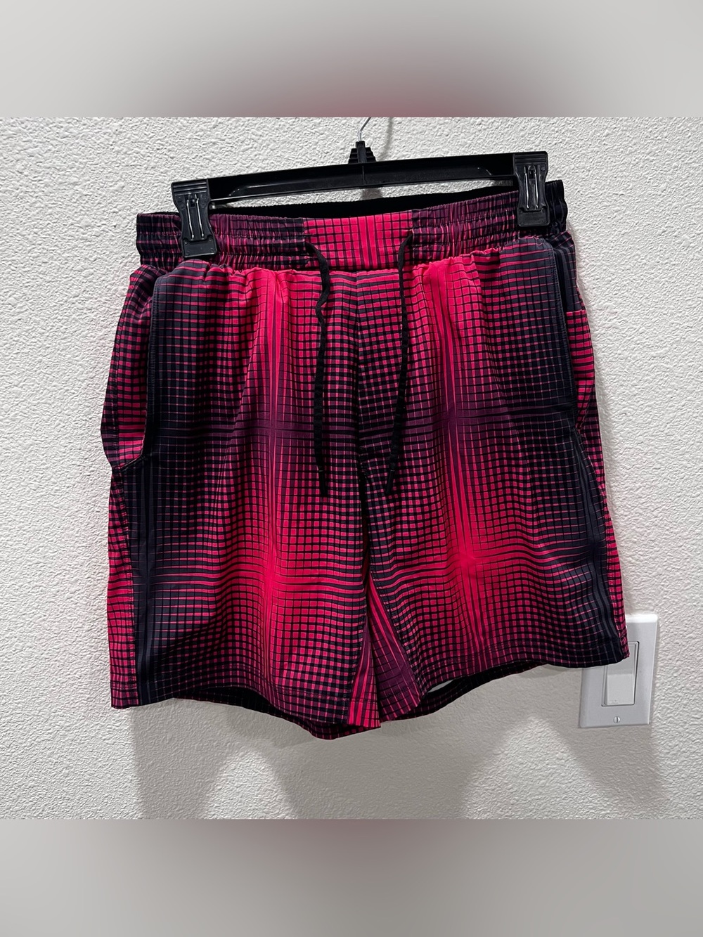 Lululemon Athletica Men's Red and Black Gradient Grid Shorts Sise Small Athletic